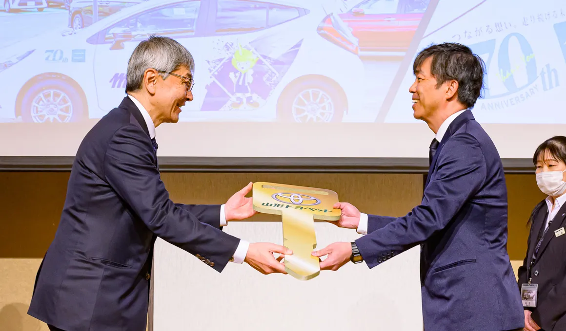 モンテディオ山形 応援カーの寄贈の様子